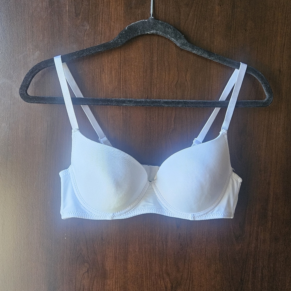 Classic White Women's Bra With Underwire